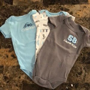Bundle of 3 Calvin Klein onesies size 0-3 months